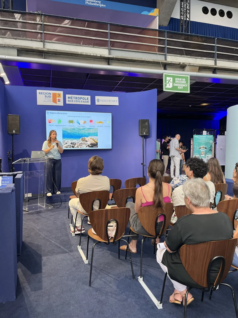 Conférence de sensibilisation aux tortues marines devant un public