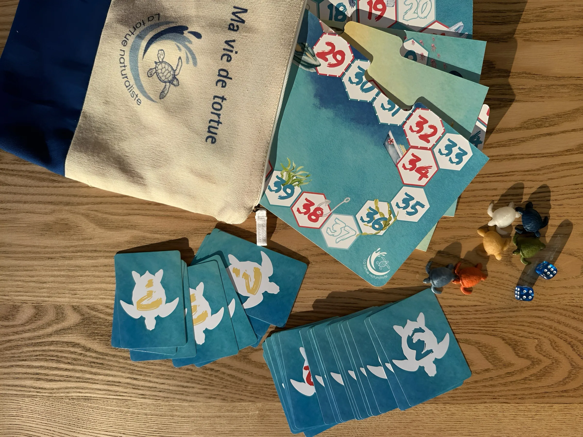 Pochette, plateau et cartes du jeu « Ma vie de tortue »